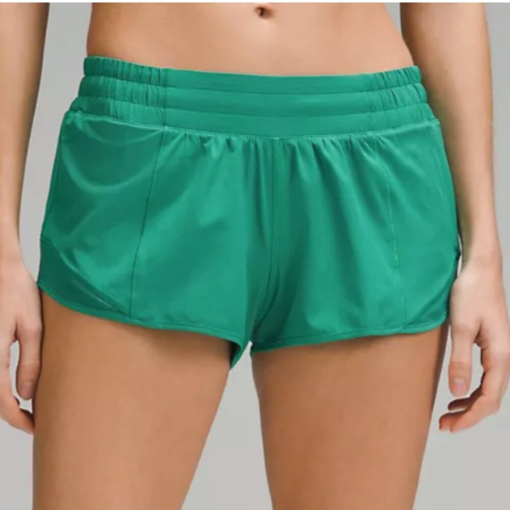 lululemon - Size 6 - Hotty Hot Low-Rise Lined Short 2.5"